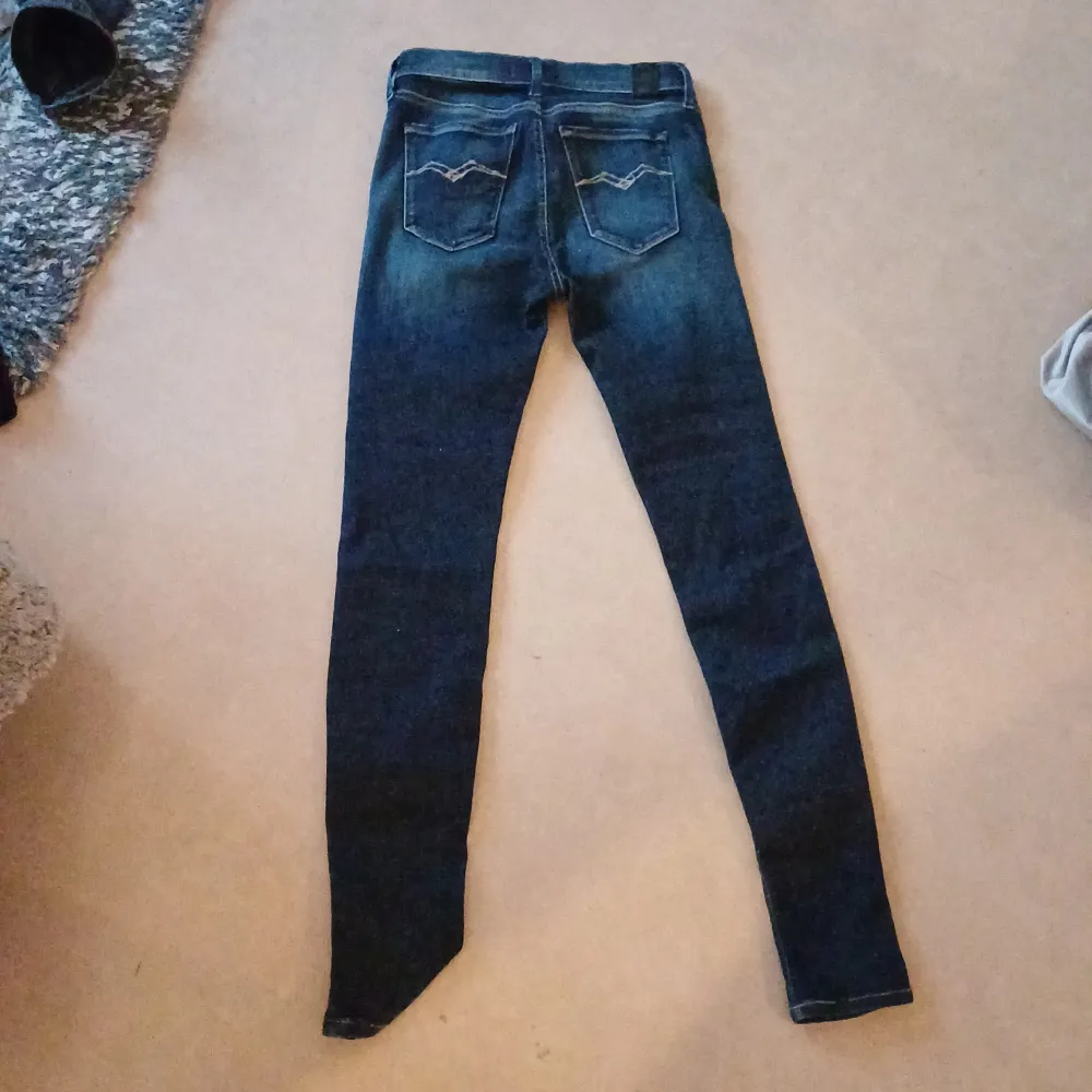 Replay jeans 27/30 säljer för att dem var för små.. Jeans & Byxor.