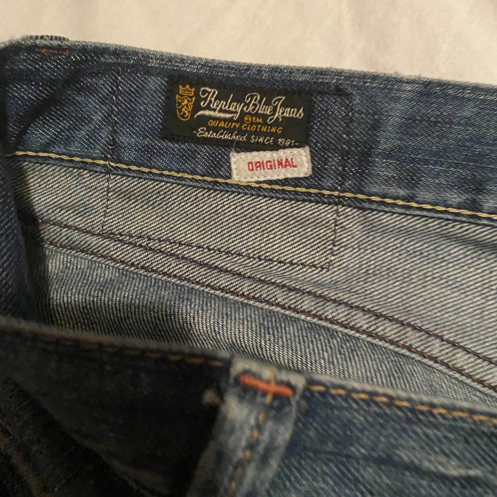 Replay jeans säljs äkta. Gammal modell,någon gång under 2000 talet, finns ej längre att köpa. Waist 32 height 34. Mycket bra skick! . Jeans & Byxor.