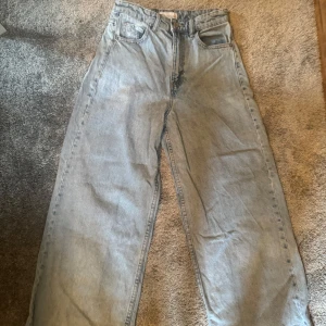 Jeans ifrån Zara - Jag säljer nu ett par byxor ifrån Zara som inte används längre . Är i bra skick och endast använt fåtal gånger. Storlek 32/XS. Något korta i modellen. Är 163 och blivit lite korta för mig men annars sitter mycket bra. 