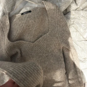 stickad tight tröja i storlek S från Ginatricot💗 - ganska lite i storlek, använd vid endast ett tillfälle. Har tyvärr inte bilder med tröjan då den blivit för liten. Hör av dig vid frågor, köparen står för frakt☺️💗