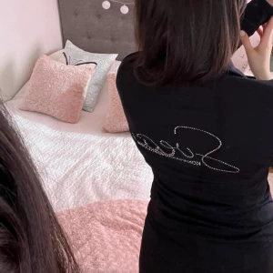 Klubbens fliskofta  - Svea konståknings fliskofta, den har alla kristaller kvar, fungerar superbra men tyvärr blivit rätt nopprig på vissa ställen kolla bilder ❤️