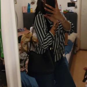 Svart axelbandsväska - Rymmer mycket och är mycket sparsamt användt 