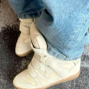 Isabel marant skor - Snygga Isabel marant skor i beige, kommer inte till så mycket användning längre!🙌🏼 Tryck INTE på köp innan ni hört av er