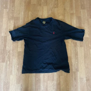 Ralph lauren t shirt  - Super skön t shirt från Ralph lauren  Jag är 175 och den passar bra  Säljer då jag inte använder den 