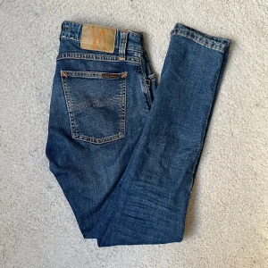 Nudie jeans  - Tjenare jag säljer ett par Nudie jeans i storlek w28 l30 det har verit ett litet hål vid skrevet men som nu är snyggt lagat! Skriv till mig om det är något du undrar eller funderar över💯💯