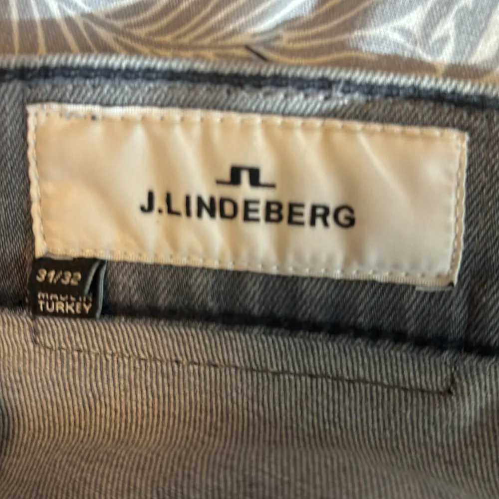 Säljer ett par snygga grå jeans från J.Lindeberg. De har en slim passform och är i storlek 31/32. Perfekta för både vardag och fest! 🖤. Jeans & Byxor.