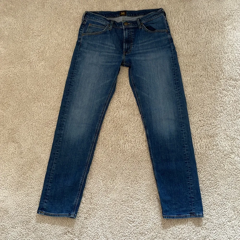 Säljer dessa schyssta Lee jeans | Storlek 32/32 - Inga defekter Vårat pris: 199kr - Nypris: +1,500 - Hör av dig vid minsta fundering!. Jeans & Byxor.