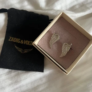 Zadig öronhängen  - Intressekoll på dessa öronhängen från Zadig & Voltaire. Aldrig använda och kostar 1100kr på hemsidan. Kom med prisförslag! 