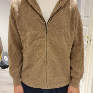 Cashmire hoodie - Fin cashmire hoodie använd 1-2 gånger eftersom att den är för stor för mig. Jag är 1,80 och den är storlek M. Hör av dig vid frågor eller funderingar. Priset är ej hugget i sten.