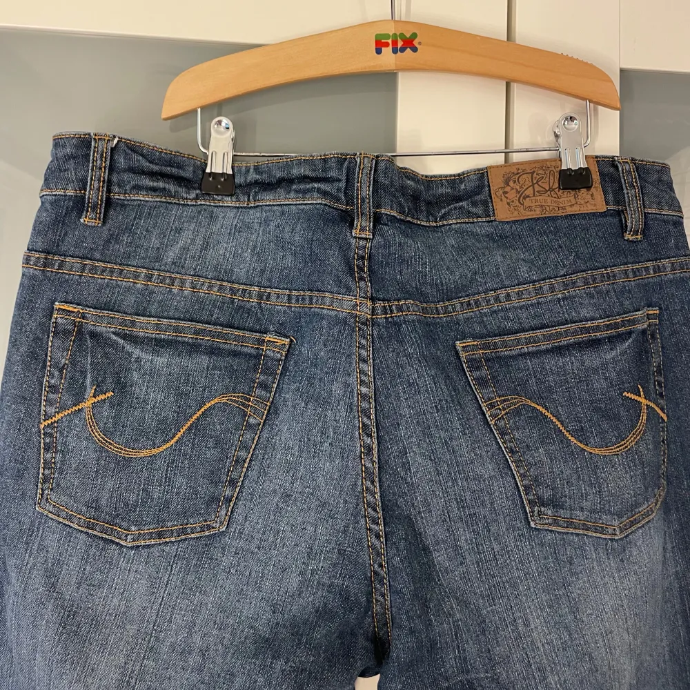 Så snygga vintage bootcut-jeans!   Storlek 34-34, skulle säga ca M/L! Hål är gjorda på insidan av byxorna för att kunna trä igenom skosnöre i midjan för att kunna dra åt. . Jeans & Byxor.