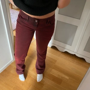 Röda lågmidjade jeans  - Så fina vinröda lågmidjade jeans🩷 från Justcavalli.  Midjemått: 40 cm Innebensmått: 85 cm