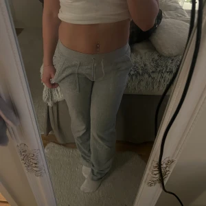 Juicy mjukisbyxor - Superfina juicy couture mjukisar! Jätte fint skick! Det ända är att ens metallgrejen på snöret har gått av men det syns knappt, dock därav priset🥰 de är också lite smutsiga längst ner vid foten då de har vart för långa på mig😊 kostar 1200kr nya!