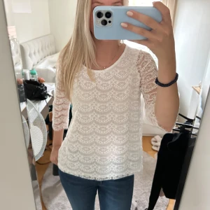 Vit spetsblus från Lindex - Säljer en superfin vit spetsblus från Lindex. Den har trekvartsärmar och ett vackert spetsmönster som ger en romantisk känsla. Perfekt för både vardag och fest! 💫 passar mig med storlek S!