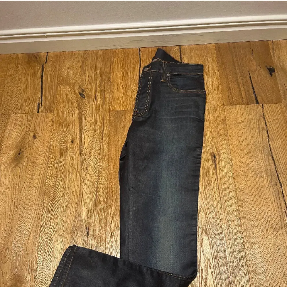 Sjukt feta nudie jeans i en sjukt snygg tvätt. Storlek 34/32 men sitter mindre, skulle säga som 32/32. Modell Slim Jim. Hör av er vid frågor!. Jeans & Byxor.