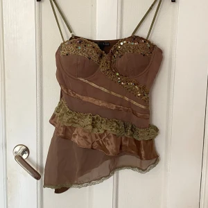 Cool topp - Assymetrisk topp med paljetter o coola detaljer