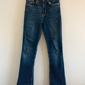 Mörkblå jeans - Mörkblå bootcut jeans från zara, använda fåtal gånger