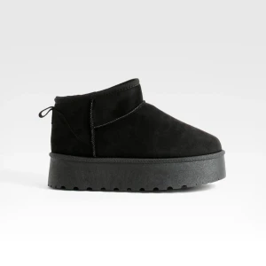 ”Uggs” med platå - Låga ”uggs”/boots med platå från bohoo. Storlek 38. Helt nya aldrig använda. Säljer pga köpte som present men storleken blev fel.