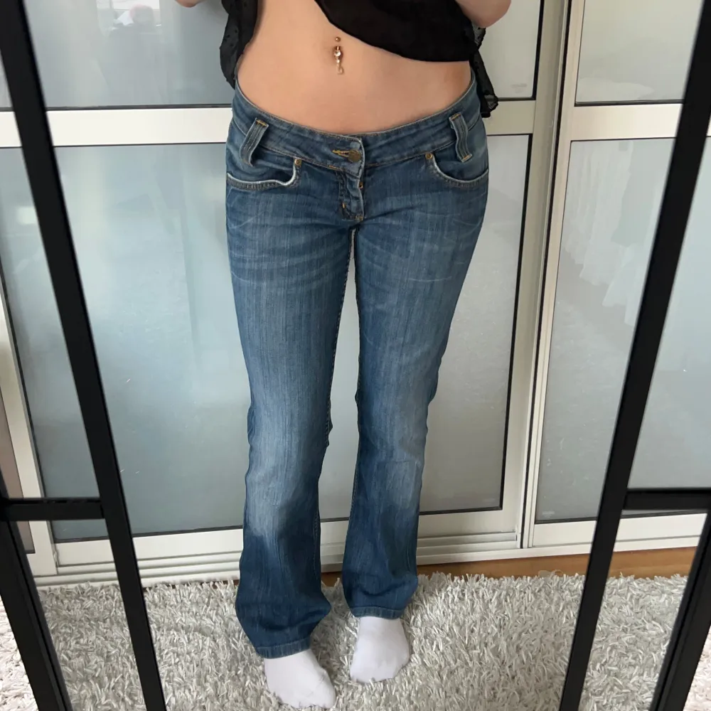 Lågmidjade jeans från Lee. Storlek W28 L33. Alltså en S. Innerbenslängd: 77 midjemått:38 stretch till 41. Lite slitna längst ned.Köp sker via köp nu, jag postar inom 24h. Kvar tills markerad såld . Jeans & Byxor.