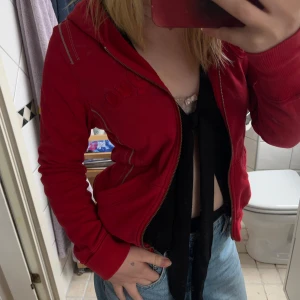 2000s hoodie med zipper - En riktig hoodie från 2000 talet. Skit fin men den används inte så passar på att sälja den! Det står unique på och den har gråa sömmar ❤️