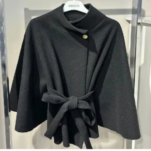 Poncho från missäy - Säljer en superfin svart poncho från missäy, prislapp kvar och endast testad då den inte föll mig i smak! Storlek one size💕