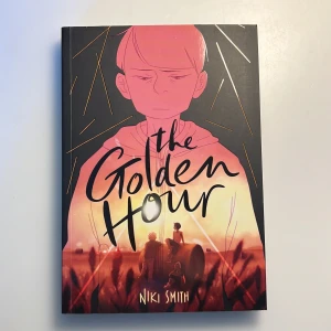 The Golden Hour av Niki Smith - En comic bok som jag köpte för några år sedan men har läst ut den. Det är 237 sidor