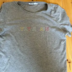 Säljer denna gråa T-shirt från NA-KD då den inte används längre. Är i bra skick. Är i storlek S och säljer för 30kr🩷