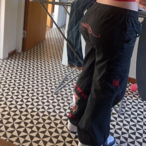 Ed hardy cargos  - Ed hardy cargo pants. (Love kills slowly) originalpris 1200kr  Jag är 165cm. Byxorna är lågmidgade 