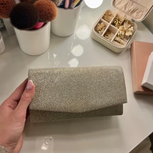 Kuvertväska - Säljer min kuvertväska 💓 Endast använd en gång men är som ny. Perfekt till bal eller bröllop🫶🏼