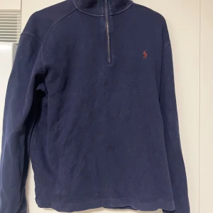 Blå Ralph lauren tröja  - En blå vintage Ralph lauren tröja i bra skick 