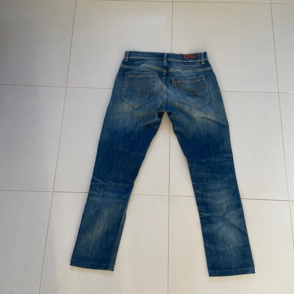 Säljer nu dessa super snygga dondup George jeans som passar till allt året runt, snygga slitningar i design, skriv för fler bilder/frågor🙌🏼. Jeans & Byxor.