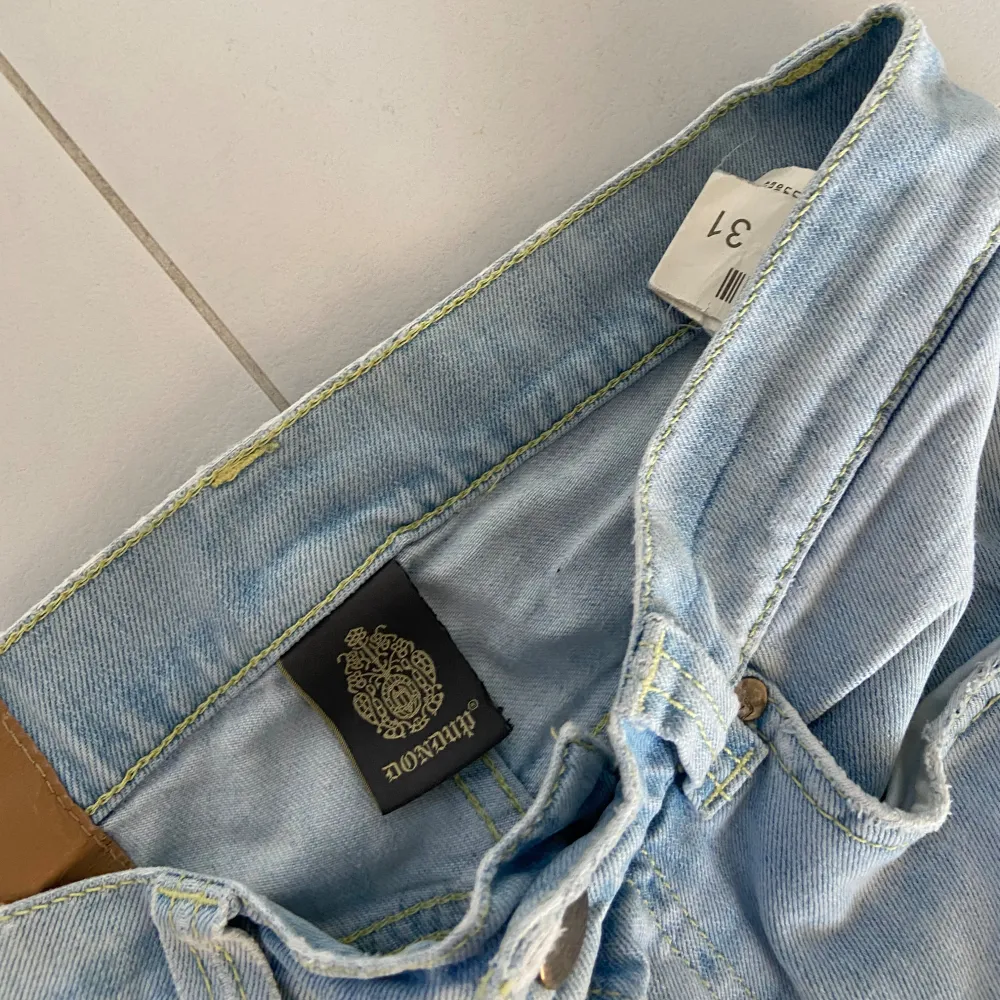 Säljer nu dessa blå dondup jeans med slitningar i design och överlag slitna (skriv för att se) Skriv för fler bilder/frågor🙌🏼. Jeans & Byxor.