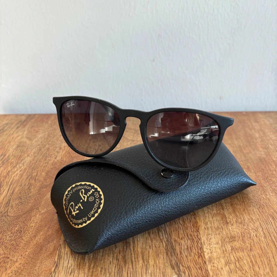 Svarta solglasögon från Ray-Ban