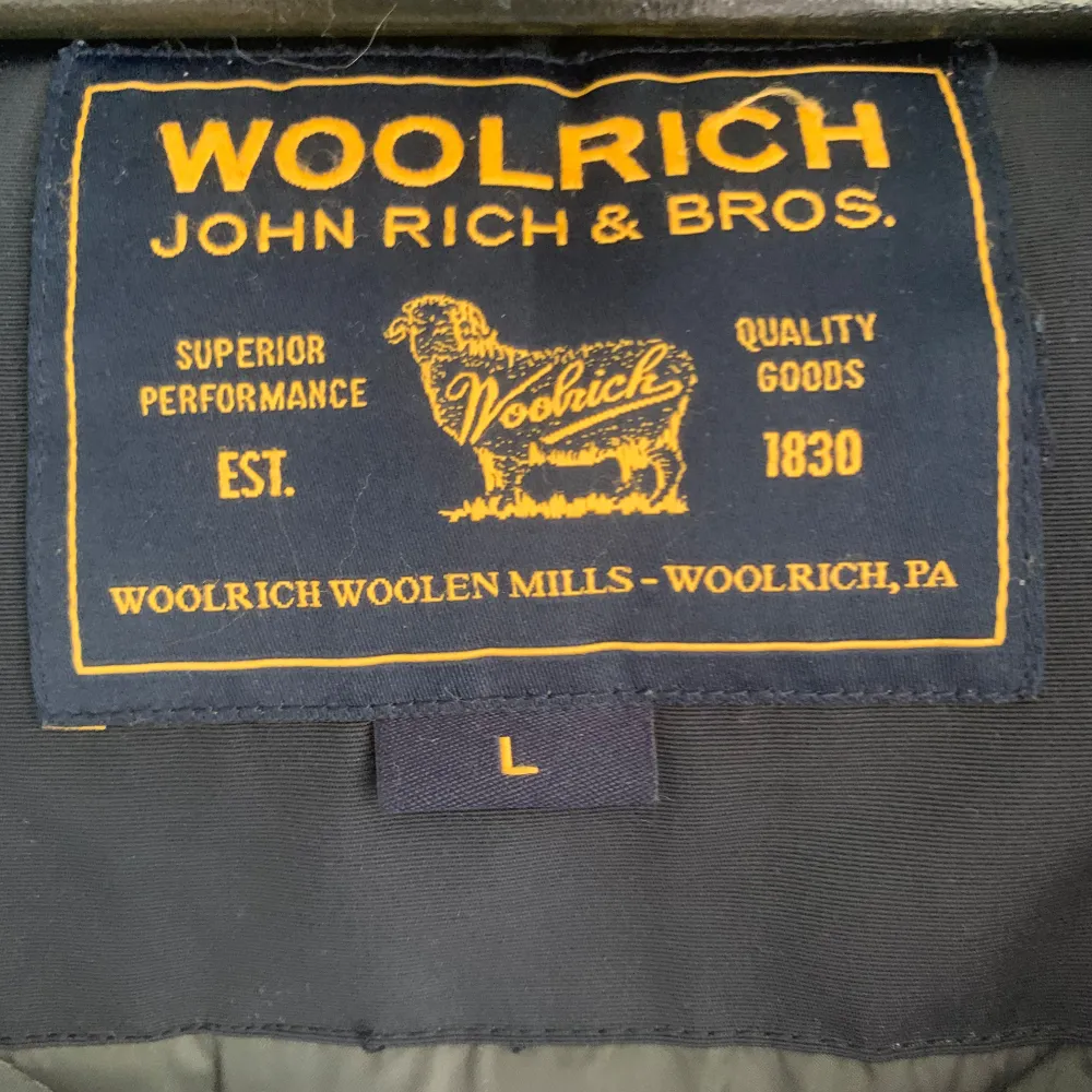 En snygg woolrich jacka i storlek large men den passar mig och jag e ca 175. Ren och hel knappt använd.. Takit.