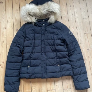 Abercrombie & Fitch jacka  - Vinterjacka från A&F. Marinblå storlek L. Använd men i mycket gott skick. Finns inga synliga defekter. Pälsen är avtagbar men inte luvan. Nytvättad. 
