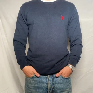 Ralph Lauren Tröja - Tröja från Ralph Lauren. Bra skick utan defekter. Nypris: 699 kr. Stilavd pris: 299 kr. Modellen är 171 och väger 65kg.  Hör av dig vid frågor🤝 