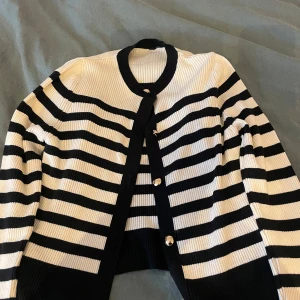 Kofta  - Randig kofta från hm i strl S, jättefin nu till hösten!❣️