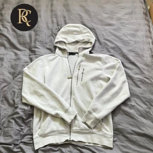 Sail Racing Hoodie - Säljer denna snygga sail racing hoodie i storlek M, färgen är vit och skicket är helt okej med några skavanker  Hör av er för fler frågor!🤝