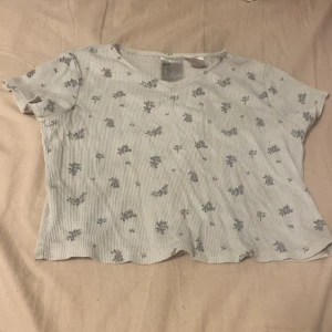  En vit blommig tröja från H&M -  Säljer en vit blommig tröja från H&M i storlek 134 / 140