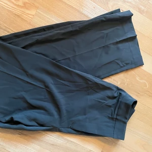 Kostymbyxor  - Dessa kostymbyxor är använda ett par gånger. Dem är högmidjade och har tyvärr blivit för små 