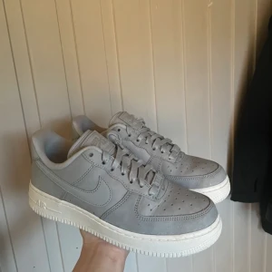 Nike air force - Nike air force 1 premium sneakers i grå nubuck  Använd fåtal gånger under 1 veckas tid endast då jag tyvärr insåg att jag behövde en annan storlek än den jag köpte så skorna är i jättebra skick 