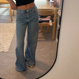 Jeans - Från gina. Går att ha både low-, mid- och highwaist beroende på vad man gillar 🥰