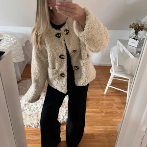 Jacka zara - Sååå fin Teddy jacka från zara med guldiga hakar på!! Perfekt som en höstjacka. Storlek M och sitter bra på mig som ofta har S i jackor 