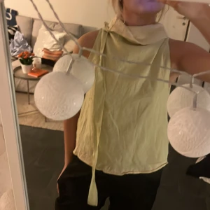 Halterneck topp  - Så snygg grön topp från Zara!! 🪩 Passar så bra till middagar och fest 💋