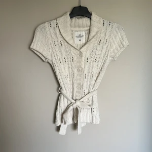 Stickad kofta - Säljer denna stickade koftan då den inte passar så bra ingen storlek ser jag på då den jag köpte av måste ha klippt bort men skulle säga att den passar bäst på xs men kan på s beroende på hur man vill att den ska sitta😊kontakta vid frågor😊