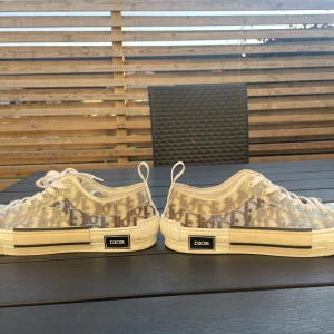 Dior b23 low  - Dior b23 low Storlek 44 Mycket bra skick, finns spår av användning men mycket liv kvar!  Går att få fler bilder om man skulle vara intresserad! Inget og 
