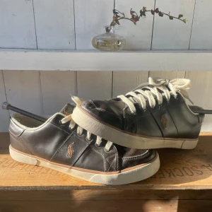 Ralph Lauren skor - Tvärsnygga bruna skor från Ralph Lauren👊 Perfekta nu till hösten!🍁 Fint skick utan några synliga hål eller liknande Hör av dig vid frågor✅