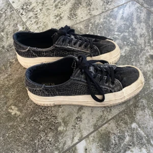 Sneaker - Snygga sneakers från Zara i jeansmatrial med lite stenar på sidan. Storlek 38. Pris kan diskuteras.