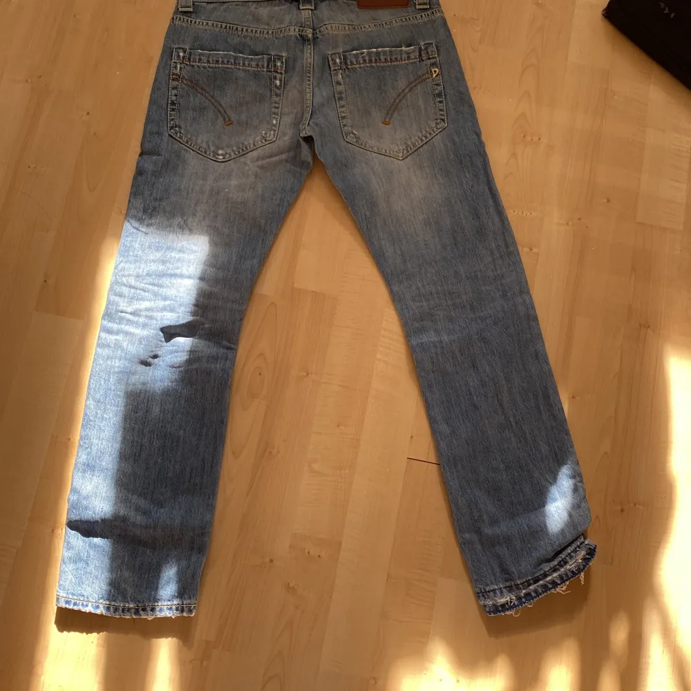 Tja säljer mina dondup jeans då dem är för små för mig, ganska bra skick enda stora skadan ser ni på bild 3! Hör av er vid funderaringar🙌🏽 Jag är runt 170 och dom är lite korta på mig‼️. Jeans & Byxor.