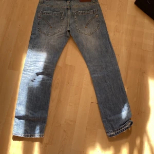 Dondup jeans - Tja säljer mina dondup jeans då dem är för små för mig, ganska bra skick enda stora skadan ser ni på bild 3! Hör av er vid funderaringar🙌🏽 Jag är runt 170 och dom är lite korta på mig‼️