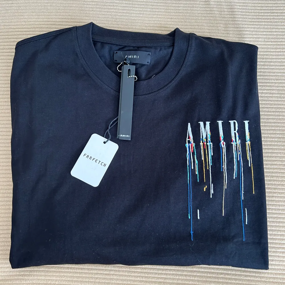 Säljer en helt ny AMIRI t-shirt i storlek XL Pris kan diskuteras vid snabb affär!. T-paidat.